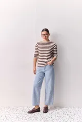 Jean barrel de tiro medio en color azul claro, con pierna amplia y forma curva. Diseño clásico de cinco bolsillos.