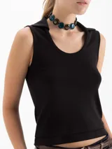 Musculosa de algodón pima, con cuello redondo y ajuste al cuerpo.