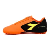 Championes de fútbol Diadora Striker II TF, color naranja y negro.