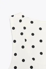 Camiseta blanca ajustada de poliamida con tirantes anchos y escote redondo.