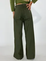 Pantalón de jean verde militar, de corte wide leg y tiro alto.
