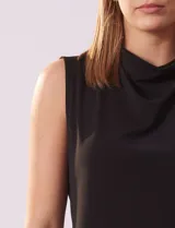 Blusa sin mangas color beige claro con cuello drapeado tipo cascada.