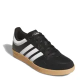 Championes Adidas Hoops 4.0 de corte bajo, con exterior de cuero sintético negro, puntera de gamuza y las icónicas tres tiras laterales en blanco. Presenta una suela tipo cupsole de goma en color caramelo y detalles en blanco en el talón.