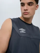 Musculosa deportiva Umbro modelo Axis para hombre, de color azul marino, con cuello redondo y logo impreso en el pecho.