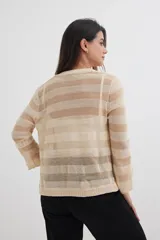 Cardigan abierto de tejido de punto fino en color beige, con mangas tres cuartos y terminaciones acanaladas en puños y frente.