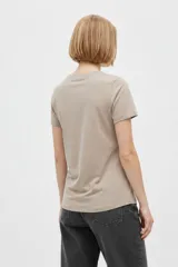 Remera negra de algodón, con cuello en V, mangas cortas, corte al cuerpo y estampa frontal con la frase "Emotionally Unavailable" en letras rosadas.