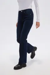 Pantalon jean de corte recto y tiro alto, con diseño clásico de cinco bolsillos y cierre frontal con botón y cremallera.