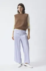 Chaleco sin mangas de punto con textura mullida, cuello redondo y corte holgado.