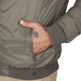 Campera Billabong Revert color verde oliva, con capucha y cierre frontal. Tiene puños y cintura elastizados, y logo de la marca bordado en el pecho.