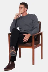 Pantalón de jean skinny celeste con spandex, tiro medio y corte ajustado.