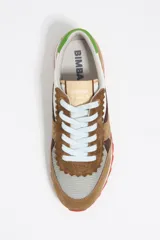 Zapatillas urbanas de la marca Bimba y Lola, confeccionadas en una combinación de serraje vacuno y tejidos técnicos. Presentan un diseño multicolor con base negra y gris, detalles en verde menta y salmón, cordones amarillos y suela dentada de caucho. Incluyen el logotipo de la marca en el estabilizador del talón y la lengüeta.