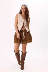 Minifalda marrón con volados de broderie, cintura elastizada con cordón ajustable y detalle de cuentas de madera.