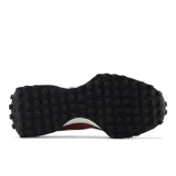 Championes urbanos New Balance modelo 327, con capellada de nylon color borgoña, superposiciones de gamuza color marrón y verde oliva, logo "N" sobredimensionado en blanco y suela de goma color hueso con diseño texturizado. 