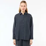 Camisa de lino mezclado color azul oscuro, con cuello camisero, manga larga y cierre frontal de botones.