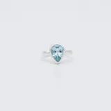 Anillo de plata 925 con piedra de topacio celeste en corte de gota engarzada en bisel.