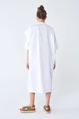 Vestido camisero blanco de poplín 100% algodón, con manga 3/4, cuello mao, bolsillos laterales y volado frontal.