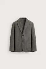 Blazer de corte regular fit para hombre, con diseño de patrón pata de gallo en tonos grises y marrones. Cuenta con cuello con solapas de muesca, cierre frontal de dos botones, bolsillos de plastrón en la cadera y bolsillo de vivo en el pecho.