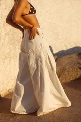 Pantalón jean blanco de corte ancho y tiro alto.