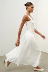 Top de punto canalé en color beige, con escote en pico adornado con una delicada aplicación de encaje blanco y tirantes anchos.