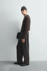 Jersey de punto regular fit, confeccionado en una mezcla de lana y algodón. Presenta cuello redondo, manga larga y terminaciones en rib.