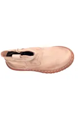 Botín de cuero color beige con suela marrón de goma.