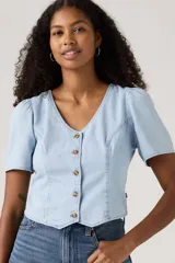 Camisa de jean celeste con botones, mangas cortas abullonadas y cuello en V.