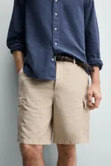Bermuda cargo regular fit color beige, confeccionada en mezcla de algodón y lino con efecto lavado. Cuenta con bolsillos laterales tipo cargo con solapa en las perneras, bolsillos frontales, cierre frontal con cremallera y botón, y presillas para cinturón.