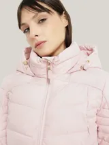 Campera puffer rosa claro con capucha, cierre frontal con cremallera dorada, bolsillos laterales con cierre y logo bordado en el brazo.
