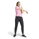 Camiseta de running Adidas Own The Run color rosa con tres tiras blancas en las mangas y logo reflectivo en el pecho. Confeccionada con tecnología Aeroready y materiales reciclados.