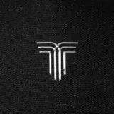 Gorra tipo baseball color negro con logo bordado en color plateado en la parte frontal.