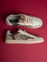 Championes urbanos Champion modelo Compe, color gris con detalles en blanco y suela color caramelo.