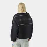 Buzo oversize de algodón color negro con cuello redondo. Presenta el logo de la marca bordado en el frente, líneas blancas en contraste a lo largo de las mangas y terminaciones con bordes deshilachados.