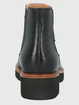 Botin tipo Chelsea de cuero negro con paneles laterales elásticos y detalle de textura en el talón. Cuenta con una suela de plataforma dentada en color negro con una franja intermedia en tono madera.