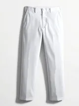 Pantalón de vestir blanco, de corte recto, con bolsillos laterales y traseros. Se ajusta a la cintura con cinturón.