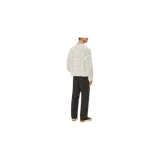 Pantalón cargo de corte regular fit en color negro lavado, con bolsillos laterales y refuerzos en las rodillas.