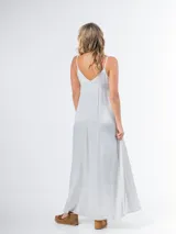 Vestido largo gris de breteles finos y escote en V, confeccionado en tela nacarada.