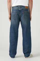 Pantalón de jean azul de corte recto y tiro medio.