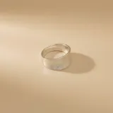Anillo de plata 925 con acabado satinado y diseño de banda ancha.