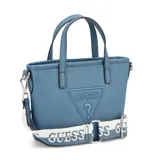 Cartera tipo tote bag Guess de color azul, confeccionada en PVC con textura saffiano y el logotipo triangular de la marca en relieve en el frente. Cuenta con doble asa de mano, herrajes metálicos plateados y una correa ajustable y desmontable de lona en color blanco y azul con el nombre de la marca tejido.