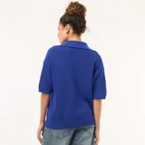 Sweater de punto en color azul real, con cuello en V y cuello tipo polo, de manga corta y diseño holgado.