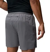 Short deportivo gris Columbia modelo Stealth Spring Lined, confeccionado con tecnología Omni-Wick para control de humedad, con cintura elástica y bolsillos laterales.