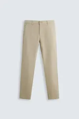 Pantalón chino de corte ajustado, color beige, con bolsillos laterales y bolsillos traseros de vivo. Cuenta con cierre frontal de cremallera y botón.