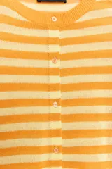 Chaqueta corta de punto a rayas horizontales en tonos naranja y amarillo, con cuello redondo, manga larga y cierre frontal de botones.