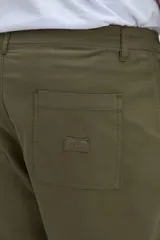 Bermuda de gabardina en color verde militar, con bolsillos laterales, cortes verticales en el frente y bolsillos traseros cuadrados.