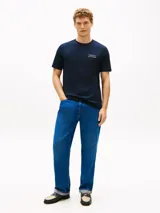 Remera de corte regular y cuello redondo de la marca Tommy Hilfiger, color azul marino, con manga corta y bordado distintivo en el pecho.