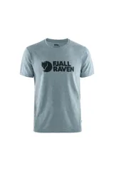 Remera gris de manga corta con logo de la marca Fjällräven estampado en el pecho.