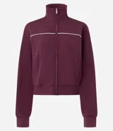Campera de cuello alto en color bordó, con cierre frontal metálico y detalle de piping en contraste. Presenta puños y ruedo acanalados, con un diseño de corte deportivo y moderno.