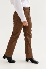 Pantalón engomado de tiro alto y pierna recta, color marrón, con acabado sutilmente brillante y bolsillos clásicos.