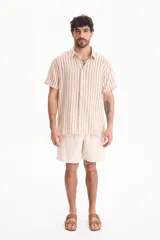 Camisa de manga corta con diseño a rayas verticales en tonos beige y marrón.