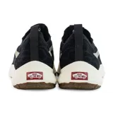 Championes Vans Ultrarange VR3 color negro con detalles en gris y blanco. Fabricados con materiales reciclados y renovables.